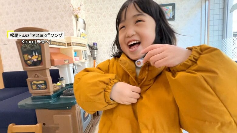 ニコニコと嬉しそうに登園する女の子。園につくとまず、健康チェックが始まる