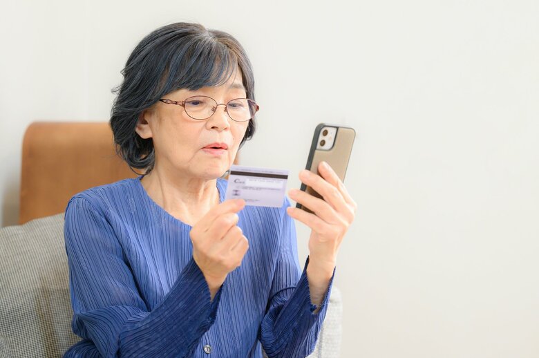 クレジットカードを使用するのも注意が必要だ（画像：イメージ）