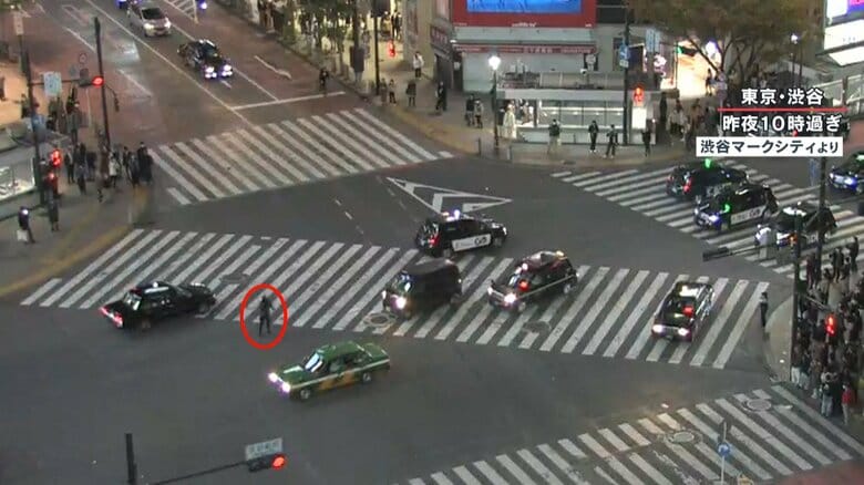 車が交差点に入ってきても、叫び続けていたという