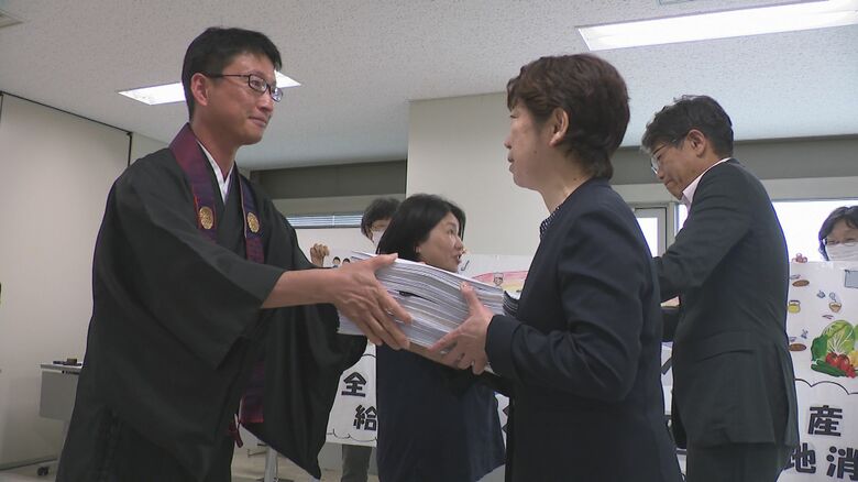 署名を副市長と教育長へ手渡す市民団体