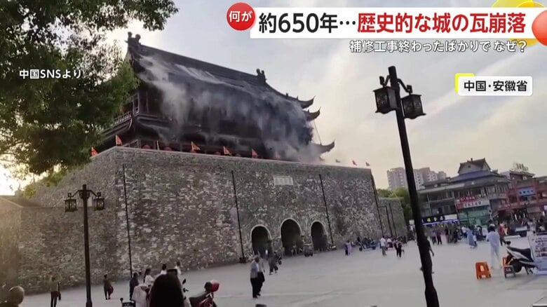 積もった雪が溶けるように少しずつ落ち始めた瓦