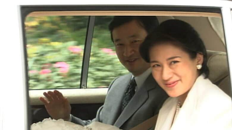 宮内庁病院を退院される際、両陛下の間に愛子さまがお休みになっている