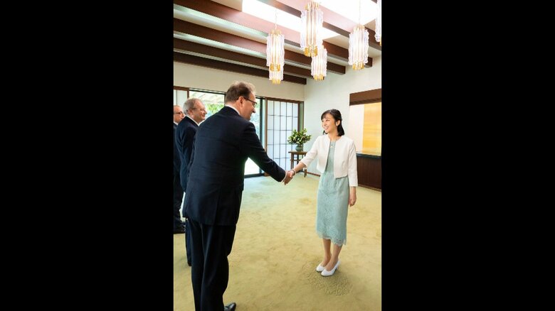 再会されたハンガリーの国会議員と固く握手をされる佳子さま（宮内庁提供）