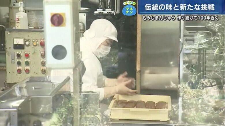 職人がもみじ饅頭の焼き加減を確認し、ケースに移していく