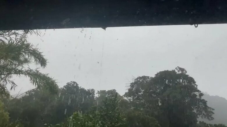 土砂降りの雨　雷も鳴っている