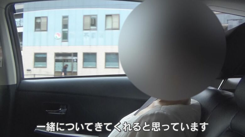 裁判所へ向かう母親（2025年9月12日）
