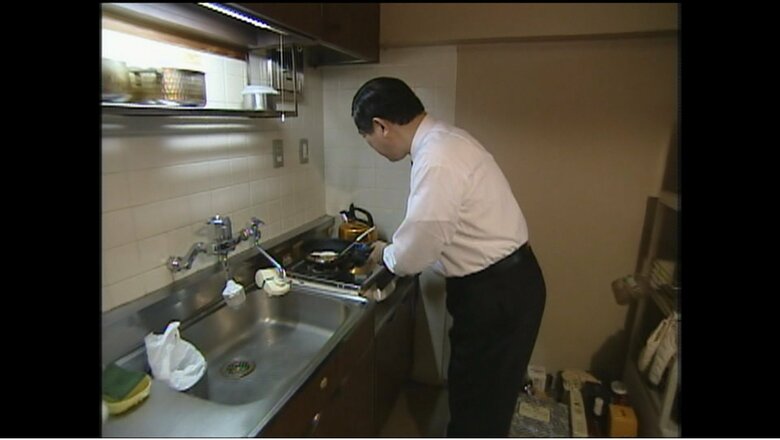 目玉焼きを焼く「ゲル長官」　2002年10月