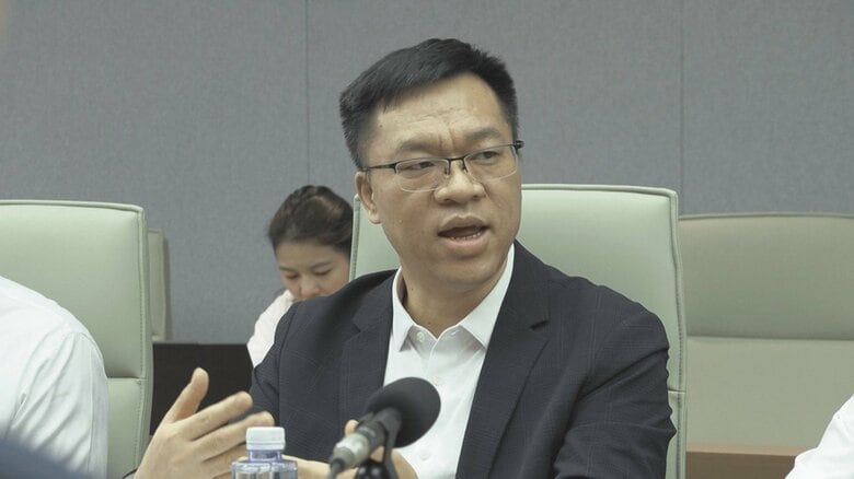 TCL本社でメディアの質問に答える左波氏