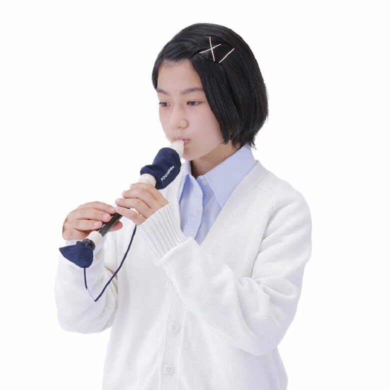 カバーを付けて吹く様子