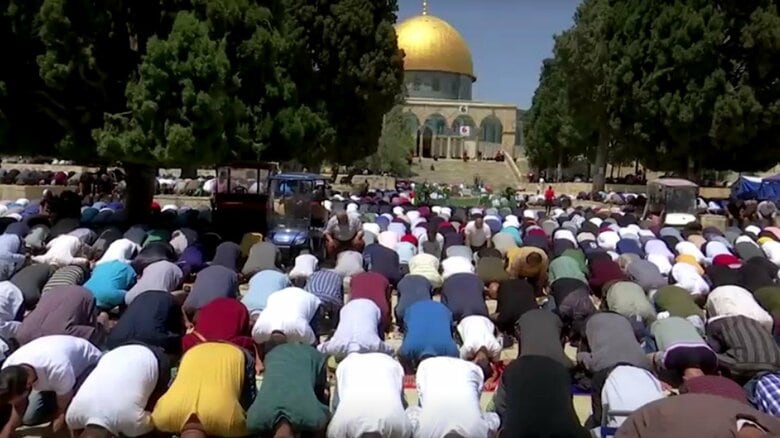 ラマダン月はいつもより長い時間をかけて礼拝