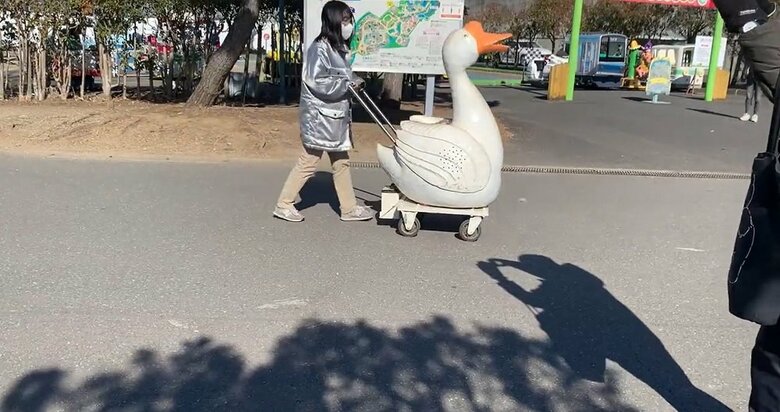 大きなガチョウの置物が登場（提供：まめさん）