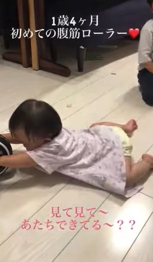 初めての腹筋ローラー（提供：LA-DONA（ラドナ）アイメイクサロンさん）