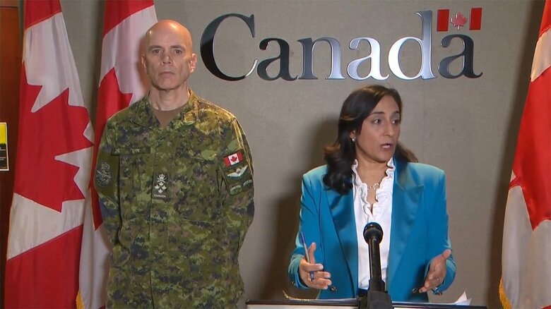 カナダのアニタ・アナンド国防相（右）