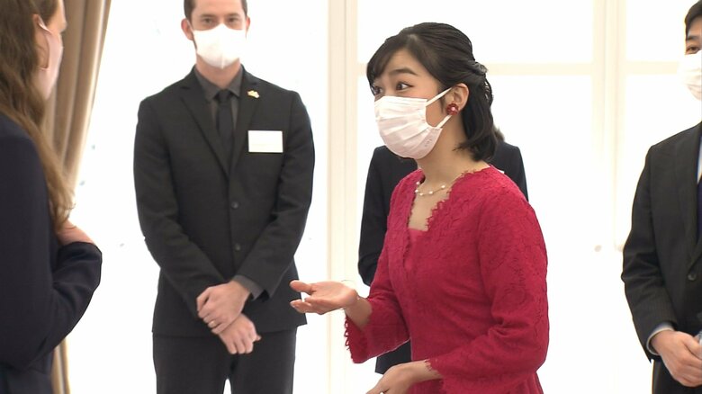 懇談の場では、佳子さまが、マスク越しに、表情豊かに談笑される様子が見られた。