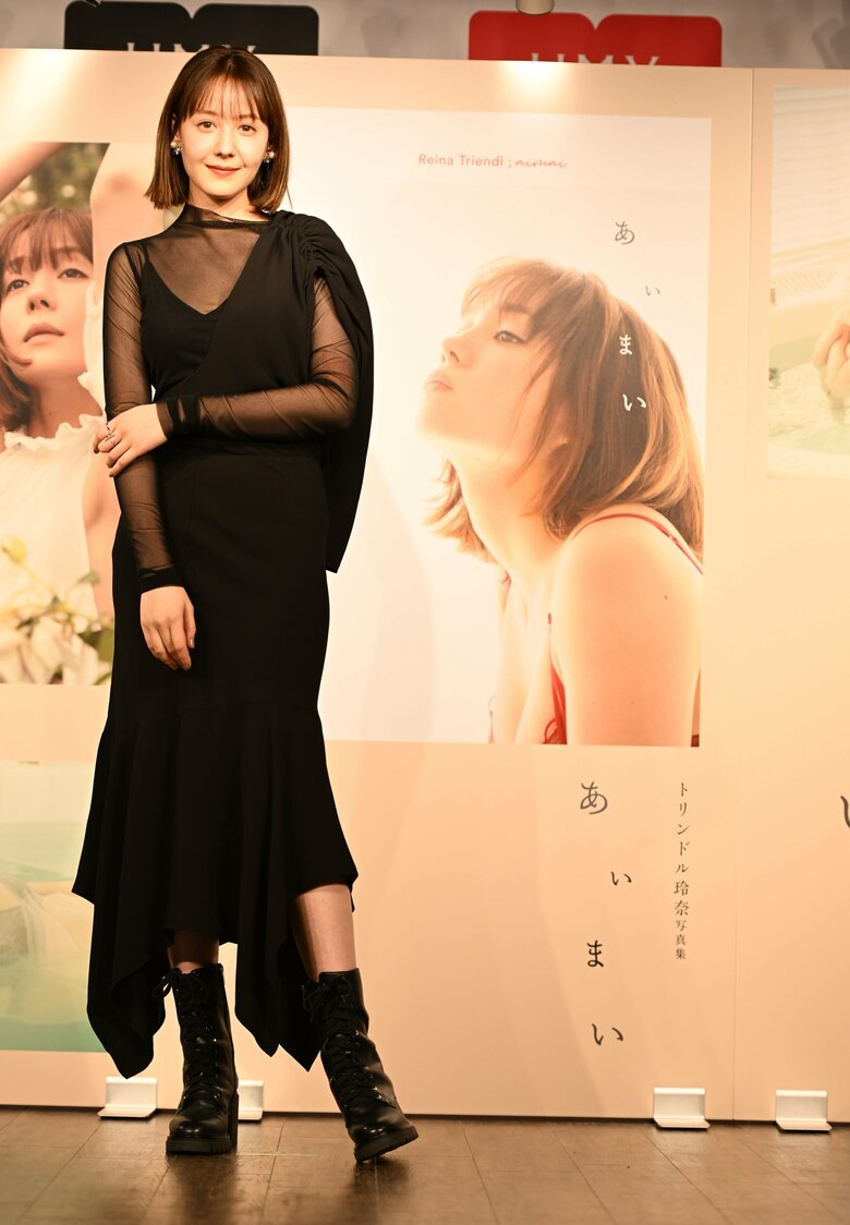 トリンドル玲奈さん 黒のシースルー衣装全身ショット