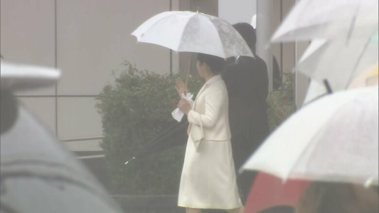 鳥羽駅に到着され笑顔で手を振る愛子さま