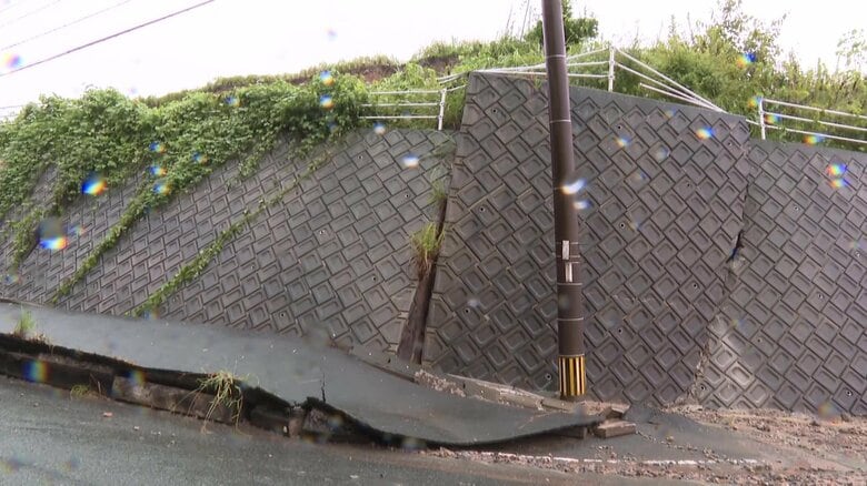 のり面がはがれ落ち、歩道も大きくひび割れ