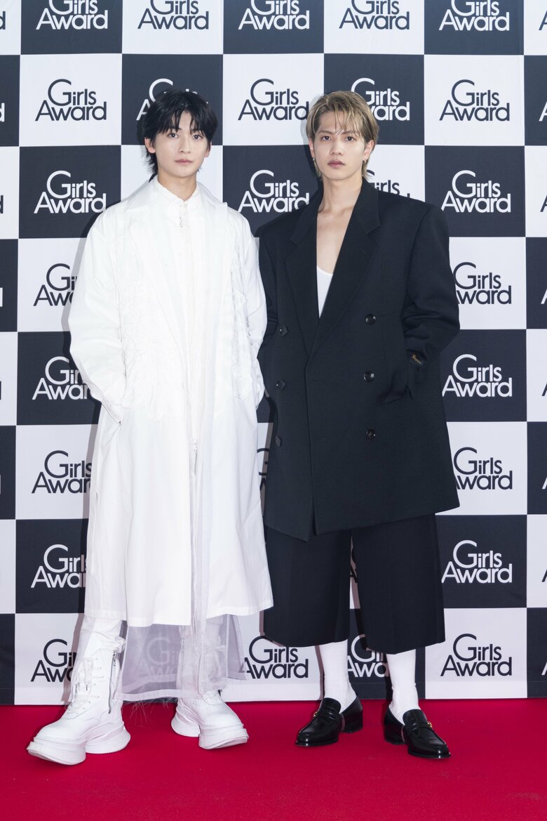 （左）高橋文哉さん（右）志尊淳さん　(C)Rakuten GirlsAward 2023 AUTUMN/WINTER