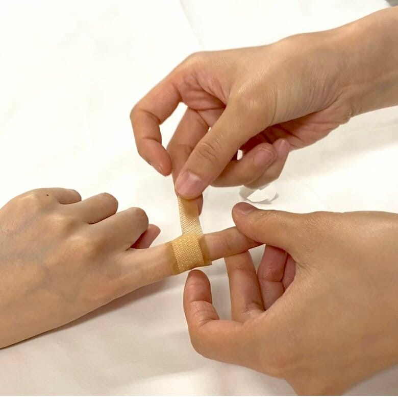 指の関節　貼り方3（提供：湘南鎌倉総合病院）