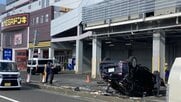 「ドーンと音がして砂煙上がった」77歳運転の車が立体駐車場から落下、腹を強く打ち出血性ショックで死亡　スロープの壁を突き破る　