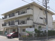 “バルコニーの柵にぶら下がった”高齢女性が転落死…老人ホーム3階の部屋に入居 助けようとするも転落