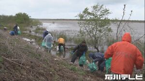 わずか1時間程でゴミ袋1000袋分に…石川・河北潟で周辺住民等が漂着ゴミ拾う 約500人参加