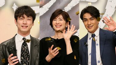 「UFO見た」吉瀬美智子 スリットドレスで美脚チラリ…坂口健太郎・北村一輝と“未解決”だらけのインタビュー