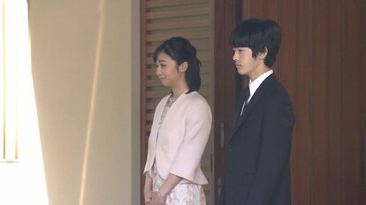 佳子さま、悠仁さまの見送りを受けられる秋篠宮ご夫妻（4日午前8時半ごろ 秋篠宮邸）