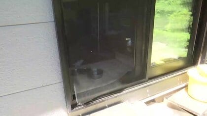 クマが網戸を破り住宅に侵入　クマに追いかけられる飼い犬を家の中に保護した直後　岩手・釜石市