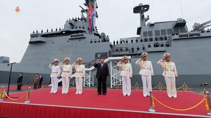 北朝鮮・金正恩総書記が最新兵器展示会で4月に進水した新型駆逐艦「崔賢」号を視察　海軍力を全面的に強化する考えを強調