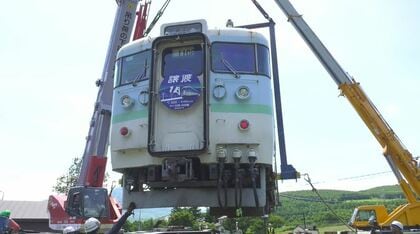 “長野色”で愛された「115系」鉄道車両が深夜の大移動　集客の目玉に…スキー場から温泉施設へ