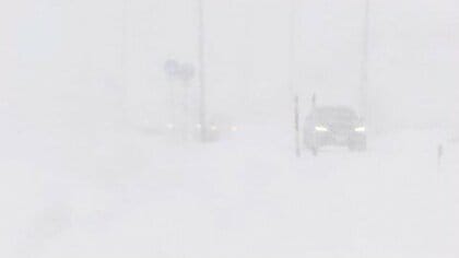 【日本海側で大雪】早くもホワイトアウト状態…札幌市北区で降雪約20センチ「車出せなくて困ってる」今季初の雪かきに追われ…JR札幌～旭川間で8本運休〈北海道〉