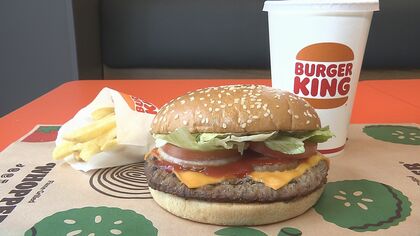 県内初上陸の“バーガーキング”初日から大盛況　「午前3時前から…」開店を待ちわびた客約120人が並ぶ　大分発