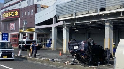 「ドーンと音がして砂煙上がった」77歳運転の車が立体駐車場から落下、腹を強く打ち意識不明の重体　スロープの壁を突き破る　