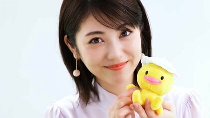 浜辺美波 コミカルでキュートなポーズに撮影スタッフもつい笑顔…新CMでピアノに挑戦 真剣な姿も