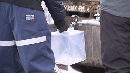 地震の影響で断水続く青森・七戸町の町内2か所で給水活動　9日は午後7時半まで対応　住民約60人が訪れる