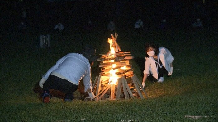 キャンプファイアに火をともされる佳子さま(今月7日 長野県)