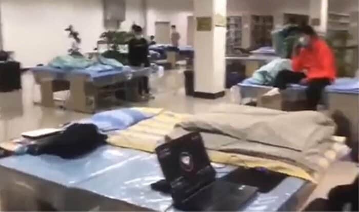 当時の学内の様子 机の上には寝具らしきものもみえる(中国のSNSより)