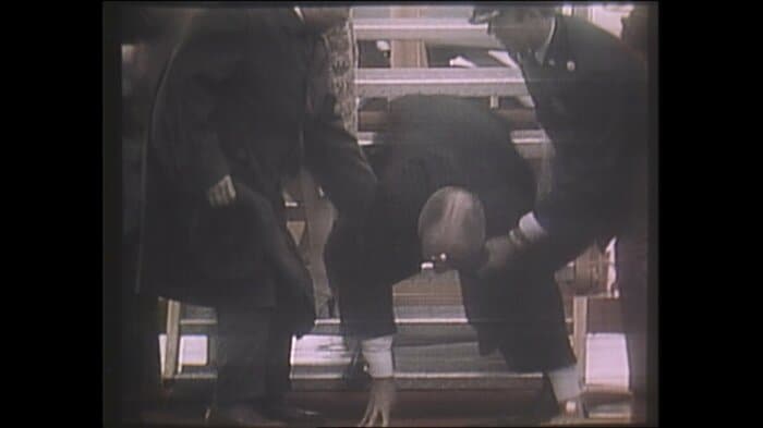 オーストリア到着時にタラップを滑り落ちたフォード元大統領(1975年)