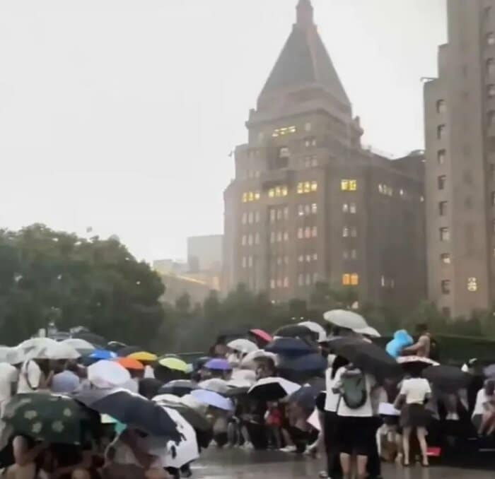 「台風により取り残された観光客」と投稿されたフェイク画像（中国SNSより）