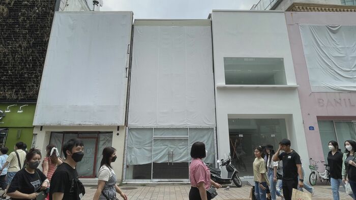 人出は増えてきたが空き店舗も目立つ