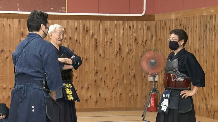 剣道仲間と談笑する鳥巣さん