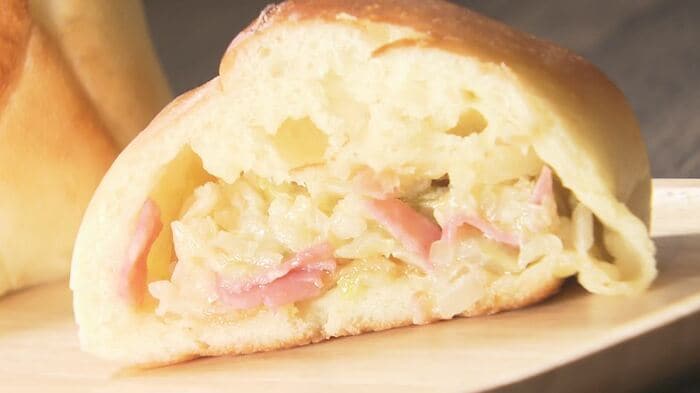 中身はキャベツやハムをマヨネーズなどで味付けした「コールスローサラダ」