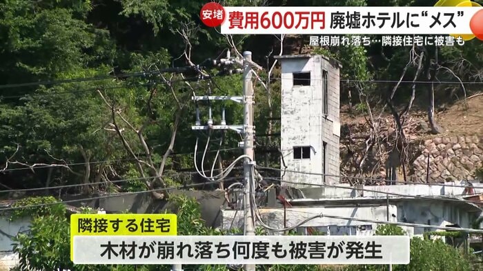 隣接する住宅に木材が崩れ落ちる被害が出ていた