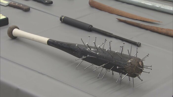 釘バット、金属バット、ナイフなど、大量の凶器が押収された。