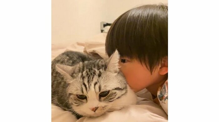 ふにちゃんに頭や顔からアプローチするムチくん