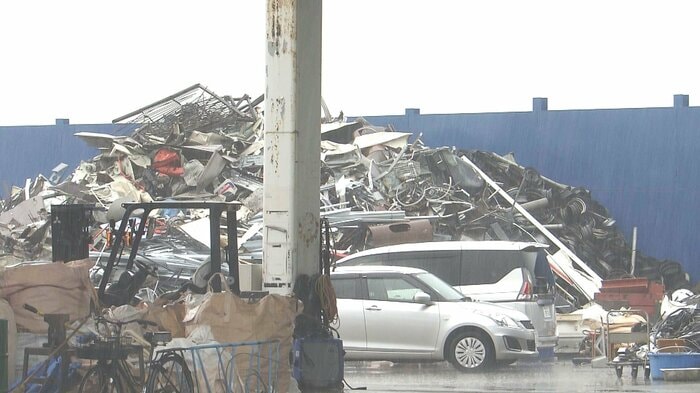 敷地内に積み上げられたスクラップ類