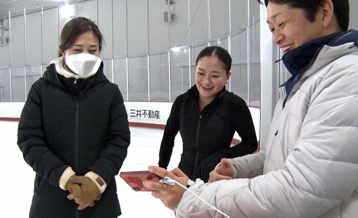 トリプルアクセルの確認をする渡辺