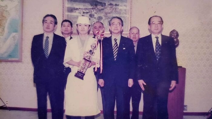 長崎県知事に優勝報告をした林さん(当時19歳)2003年
