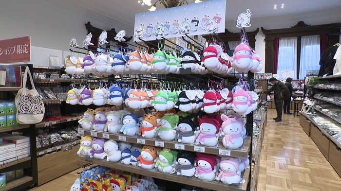 土産店で販売されている雪だるまのぬいぐるみ